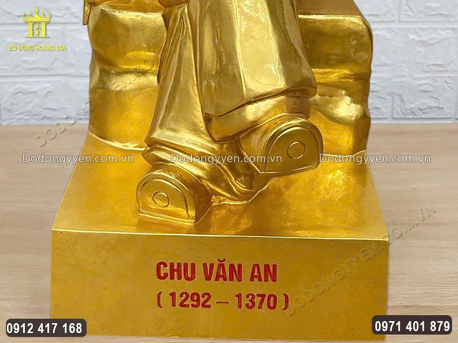 T&ecirc;n, năm sinh v&agrave; năm mất của &ocirc;ng được chạm khắc sắc n&eacute;t ở phần ch&acirc;n đế